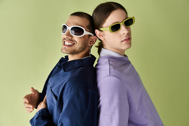 kaksi miestä aurinkolaseissa nauttimassa laatuajasta yhdessä. - Valokuva, kuva