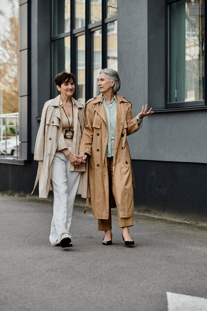 İki kadın el ele şehir sokaklarında geziniyor.. - Fotoğraf, Görsel