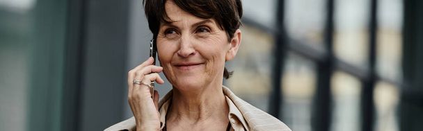 Une femme en plein air engagée dans une conversation téléphonique. - Photo, image