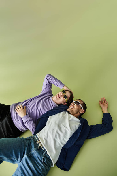 Dva muži ležící propleteni v klidném okamžiku spojení. - Fotografie, Obrázek