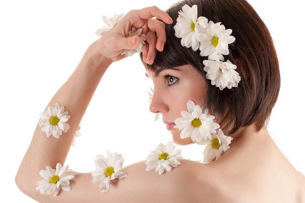 Hermosa cara de mujer con flores crisantemos
 - Foto, Imagen