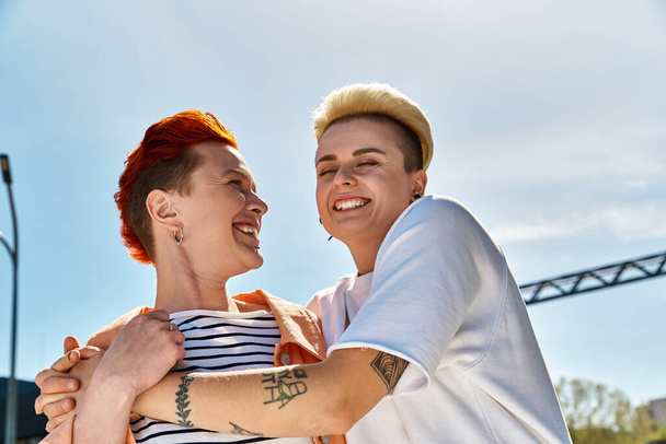 Una giovane coppia lesbica che si abbraccia, mostrando amore e orgoglio. - Foto, immagini