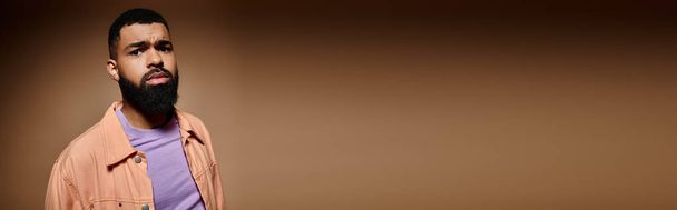 Красивий афроамериканський чоловік позує на яскравий фон в модному вбранні. - Фото, зображення