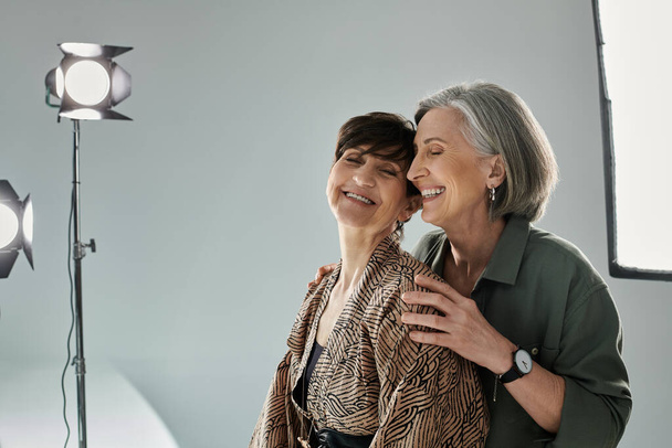 Keski-ikäinen lesbo pari jakaa lämmin syleily - Valokuva, kuva