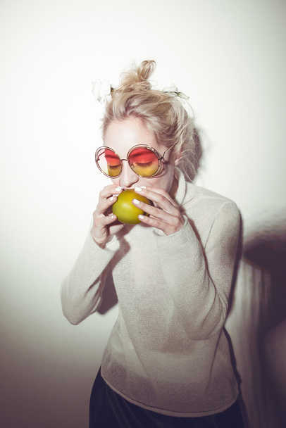 blonde Frau mit grünem Apfel hält Apfel Hipster-Version Bibel eva - Foto, Bild