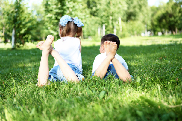 Маленький брат і сестра в літньому парку
 - Фото, зображення