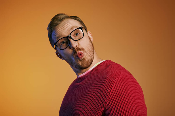 Ein Mann mit Brille und stilvoller Kleidung macht einen komischen Ausdruck. - Foto, Bild
