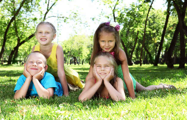 Niños jugando en el parque de verano
 - Foto, imagen