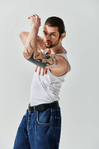 Ένας κομψός λευκός άντρας με εντυπωσιακό τατουάζ στο μπράτσο του.. - Φωτογραφία, εικόνα
