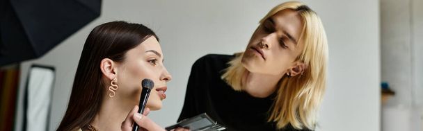 Un talentoso maquillador utiliza sus habilidades para realzar la belleza de una clienta. - Foto, Imagen