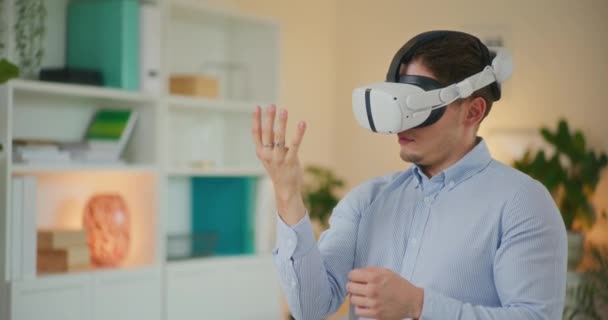 Um homem olha para um objeto em óculos VR e experimenta as incríveis possibilidades de inteligência artificial VR - Filmagem, Vídeo