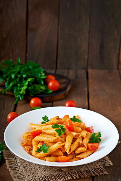 Penne pasta in tomatensaus - Foto, afbeelding