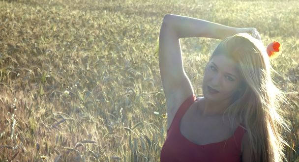 Krásná blondýnka v pšeničné pole při západu slunce - Fotografie, Obrázek