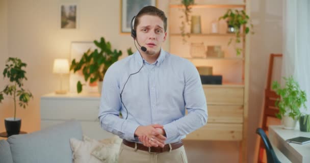 Homme dans le casque du service à la clientèle parler au client - Séquence, vidéo