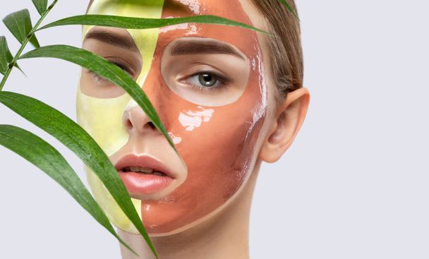 Esteticista faz uma máscara facial de uma mulher para rejuvenescer a pele. Cosmetologia tratamento da pele problema no rosto e corpo. - Foto, Imagem
