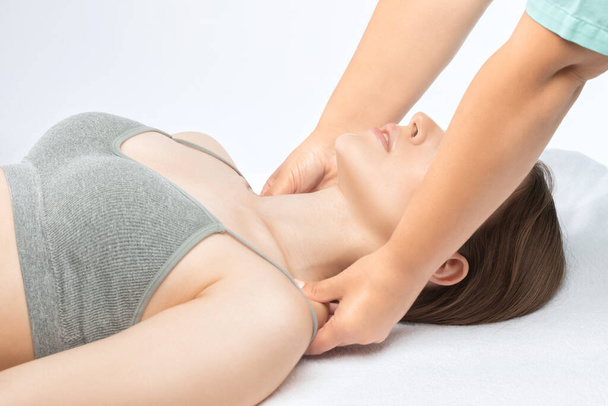 Massaggiatore fa un massaggio rilassante sul collo, spalle, schiena e clavicole di una giovane bella donna in una spa. Trattamento per il mal di schiena. - Foto, immagini
