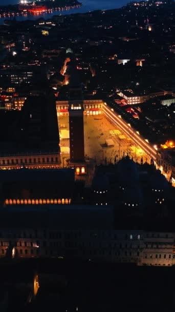 Widok z lotu ptaka na Venice City, Włochy wieczorem. Pionowe - Materiał filmowy, wideo