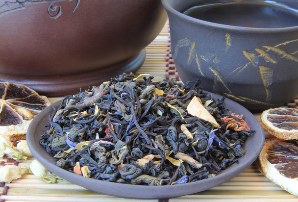 Mélanger un mélange de thé vert et noir
 - Photo, image