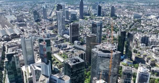 Frankfurt am Main, Hessen, Duitsland, 9 mei 2024: close-up zicht op de skyline van Frankfurt am Main, financieel district. Luchtdrone zicht. - Video