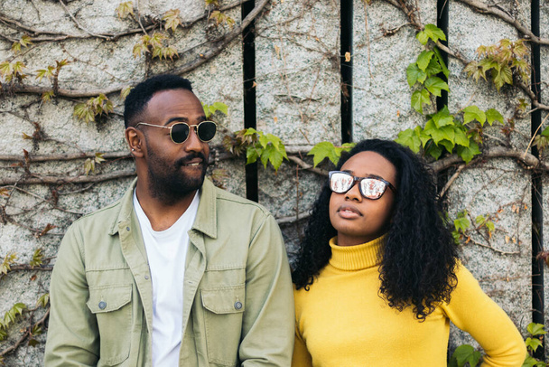 Atraktivní a stylový afro americký muž a žena se slunečními brýlemi portrét - Fotografie, Obrázek