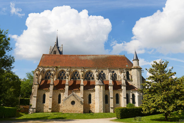 Crecy-la-Chapelle 'deki Notre-Dame de l Assomption kolej kilisesi 800. yılını kutlayan gotik bir Brie mücevheridir.. - Fotoğraf, Görsel