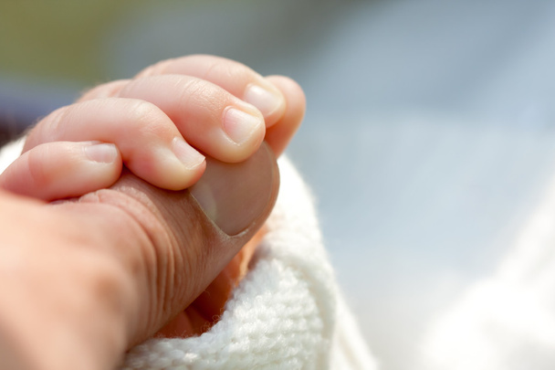 Μικρό παιδί κρατώντας το χέρι του πατέρα - Φωτογραφία, εικόνα