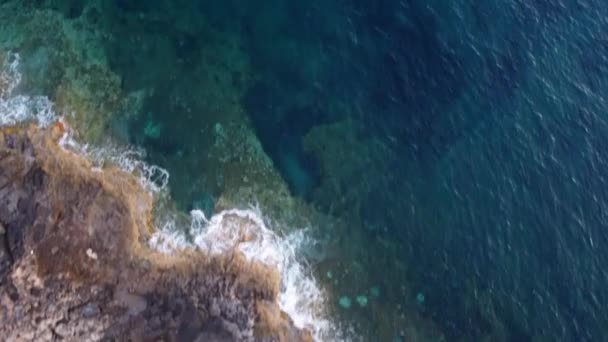 Skalnaté pobřeží ostrova a tyrkysová mořská voda ráno. Letecký pohled shora dolů. . Vysoce kvalitní 4K záběry - Záběry, video