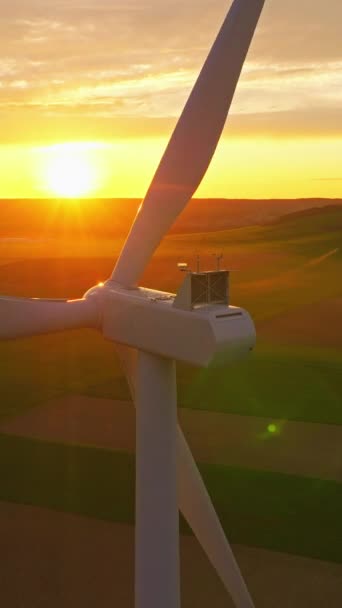 Pracující větrná farma, výhled na západ slunce. Letecký pohled na Windpark s větrnými turbínami, větrnými mlýny. Koncepce: elektrárna, změna klimatu, udržitelné zdroje, zelená energie. - Záběry, video