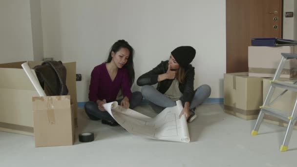 Female College Students Friends Girls Women Rent New Apartment House - Záběry, video