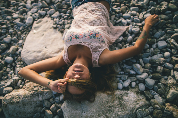 zasněný dívka na pláži - Fotografie, Obrázek