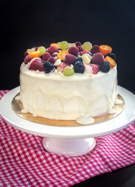 Biały tort czekoladowy ozdobiony świeże jagody i owoce - Zdjęcie, obraz