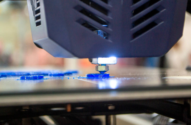 Impresora 3D trabajando de cerca. Impresora 3D imprime el modelo de primer plano de plástico fundido. Objeto de impresión de impresora 3D. Tecnología de alta tecnología progresiva aditiva. Nuevas tecnologías modernas de prototipado. - Foto, imagen