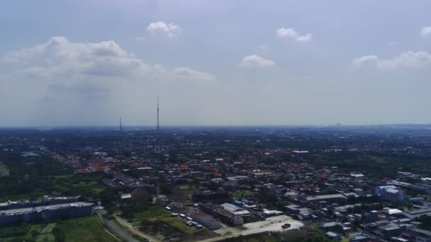 vista aérea de un edificio en construcción en Surabaya, Indonesia. También hay obras de carretera y una zona residencial visible en la imagen. - Metraje, vídeo