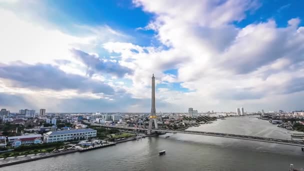 Timelapse - Bangkok Rama Viii most przecina rzekę Chao Phraya - Materiał filmowy, wideo
