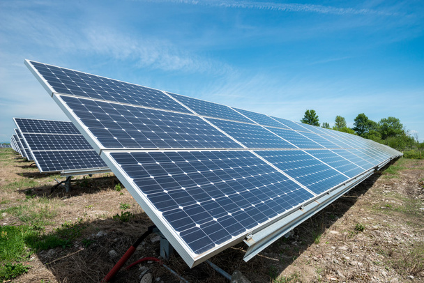 fotovoltaïsche panelen - bron van alternatieve elektriciteit - Foto, afbeelding