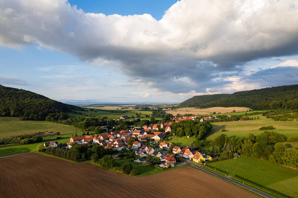 Çayırlarla, tarlalarla ve ormanlarla çevrili bir Alman köyünün manzarası. Thüringen, Almanya. - Fotoğraf, Görsel
