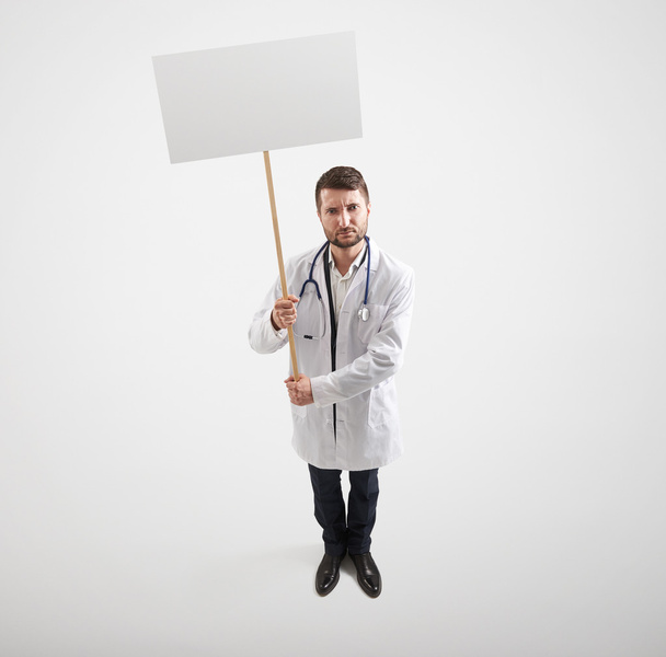dispiacere medico con cartelli bianchi vuoti
 - Foto, immagini