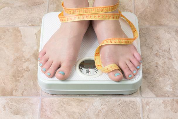 Femme debout sur une balance de poids
 - Photo, image