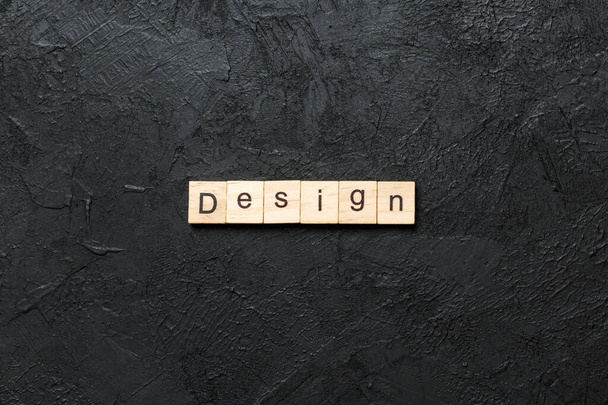 дизайнерское слово, написанное на деревянном блоке. дизайн текста на столе, концепция. - Фото, изображение