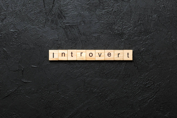 Introvertált szót írt fa blokk. Introvertált szöveg az asztalon, koncepció. - Fotó, kép