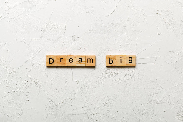 Álmodj nagy szavakat fablokkra írva. Dream nagy szöveg cement asztal a desing, Top view koncepció. - Fotó, kép