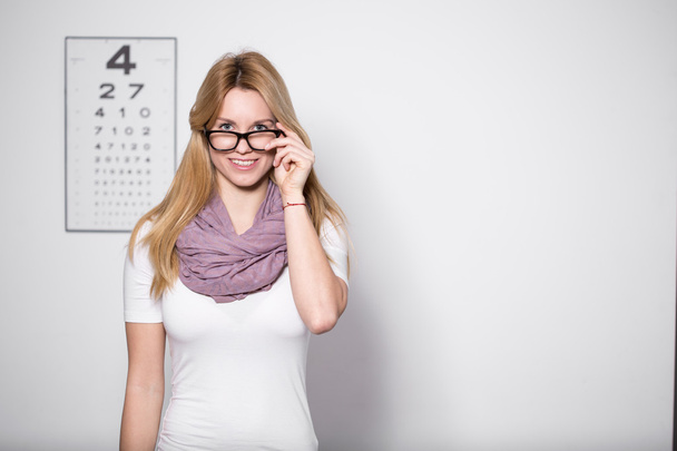 Woman at optician's office - Foto, afbeelding
