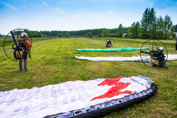 parapentes motorizados estão prontos para ir de um campo verde
 - Foto, Imagem