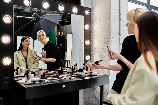 Trendy γυναίκα λαμβάνει ένα makeover από ένα ταλαντούχο αρσενικό στυλίστας. - Φωτογραφία, εικόνα