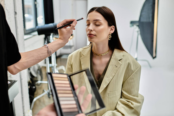 Maquiagem artista aplicando maquiagem em um rosto de mulher. - Foto, Imagem