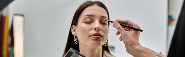 Un artista de maquillaje profesional aplicando maquillaje en una cara de mujer. - Foto, imagen