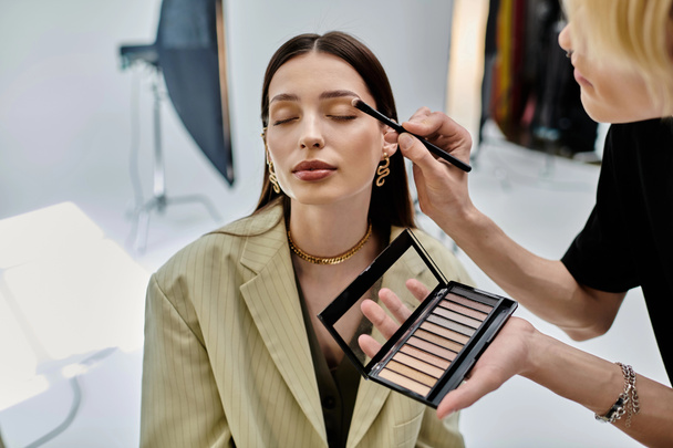 Επαγγελματική makeup artist εφαρμογή μακιγιάζ σε μια γυναίκα. - Φωτογραφία, εικόνα