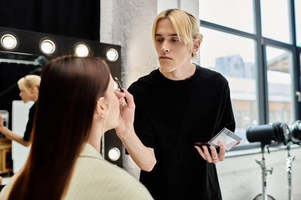 Γυναίκα να πάρει μακιγιάζ γίνεται από επαγγελματία καλλιτέχνη μπροστά από τον καθρέφτη. - Φωτογραφία, εικόνα