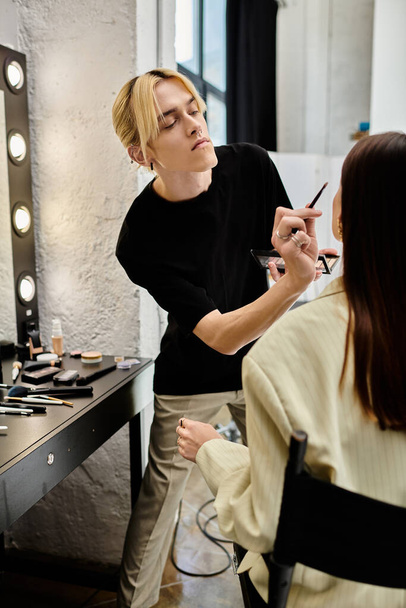 Artista de maquillaje con talento creando un aspecto impresionante para una cliente femenina en un salón moderno. - Foto, imagen