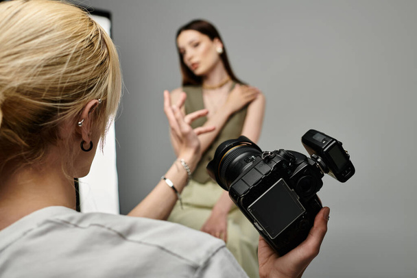 Odaadó férfi fotókat készít fiatal nőről a kamera előtt.. - Fotó, kép
